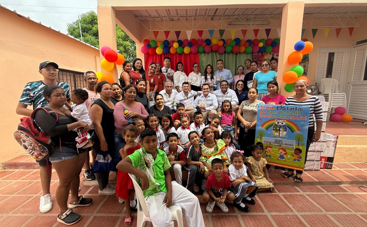 三峽拉美公司出席戈埃納加小學修繕落成典禮